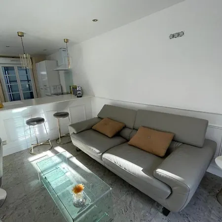 Nice 70m With Nice Yard And Patio In * Бордо