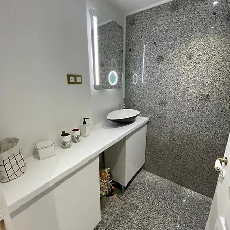 Nice 70m With Nice Yard And Patio In Apartmán *